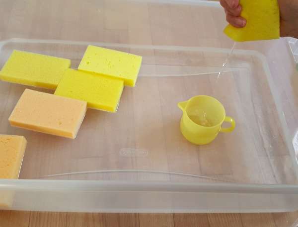 toddler water play with sponges