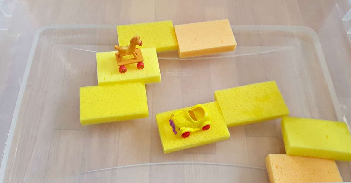 toddler water play with sponges feature