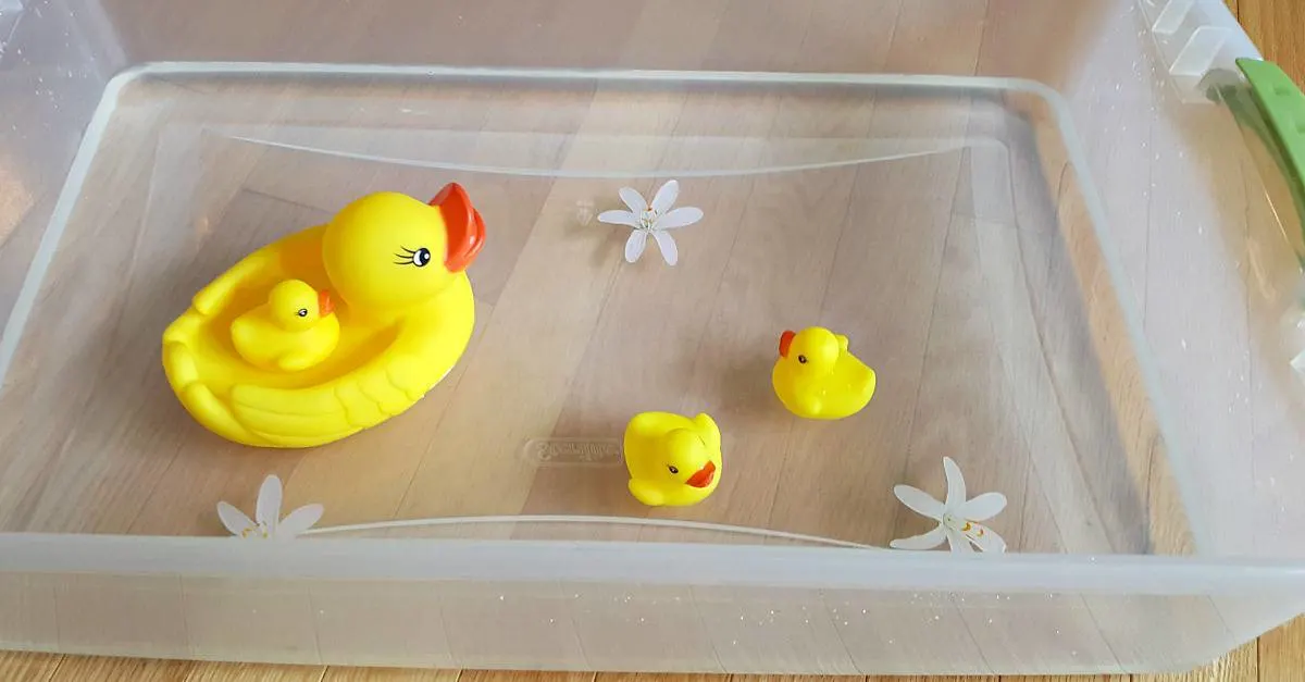 3 little ducklings water play