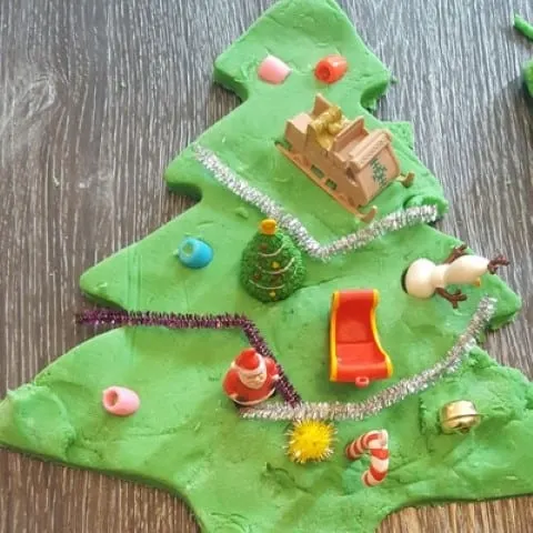 Giant Christmas tree inviation to play playdough finished 2 (Small)