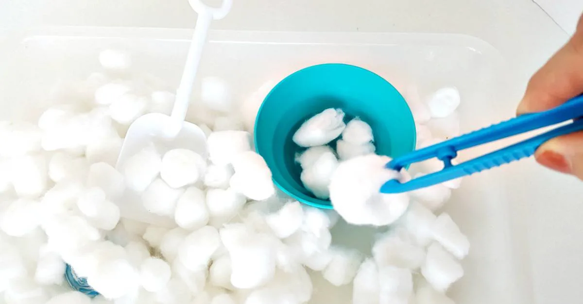 Winter sensory bin for toddlers