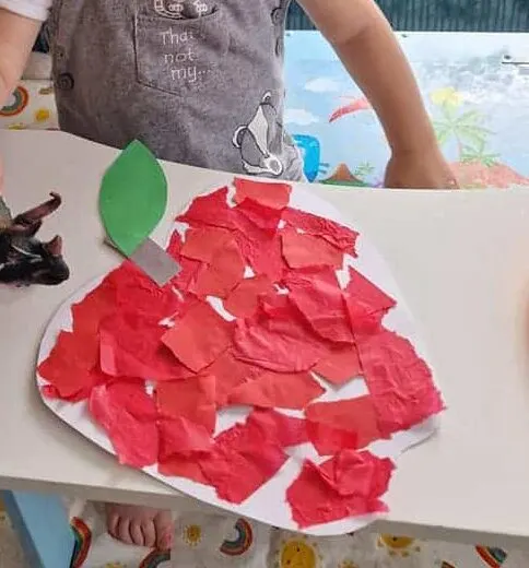 apple collage craft for fall - a fun and easy toddler fall activity idea. 