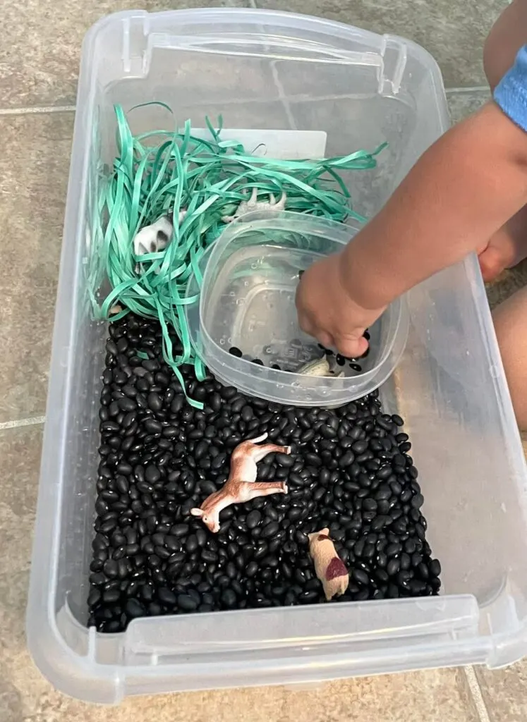 simple farm sensory bin for toddlers 