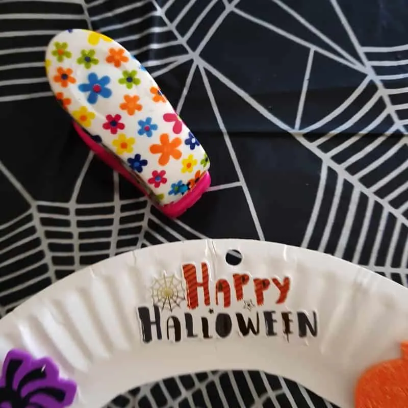 easy halloween sticker wreath for toddlers step 5