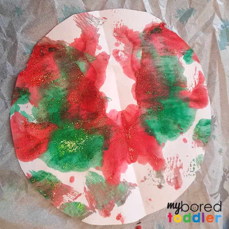 easy christmas painted snowflake craft as a circle (1)