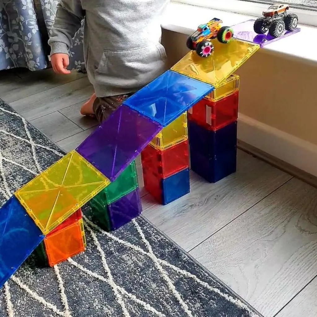 make a car ramp using magnatiles toni