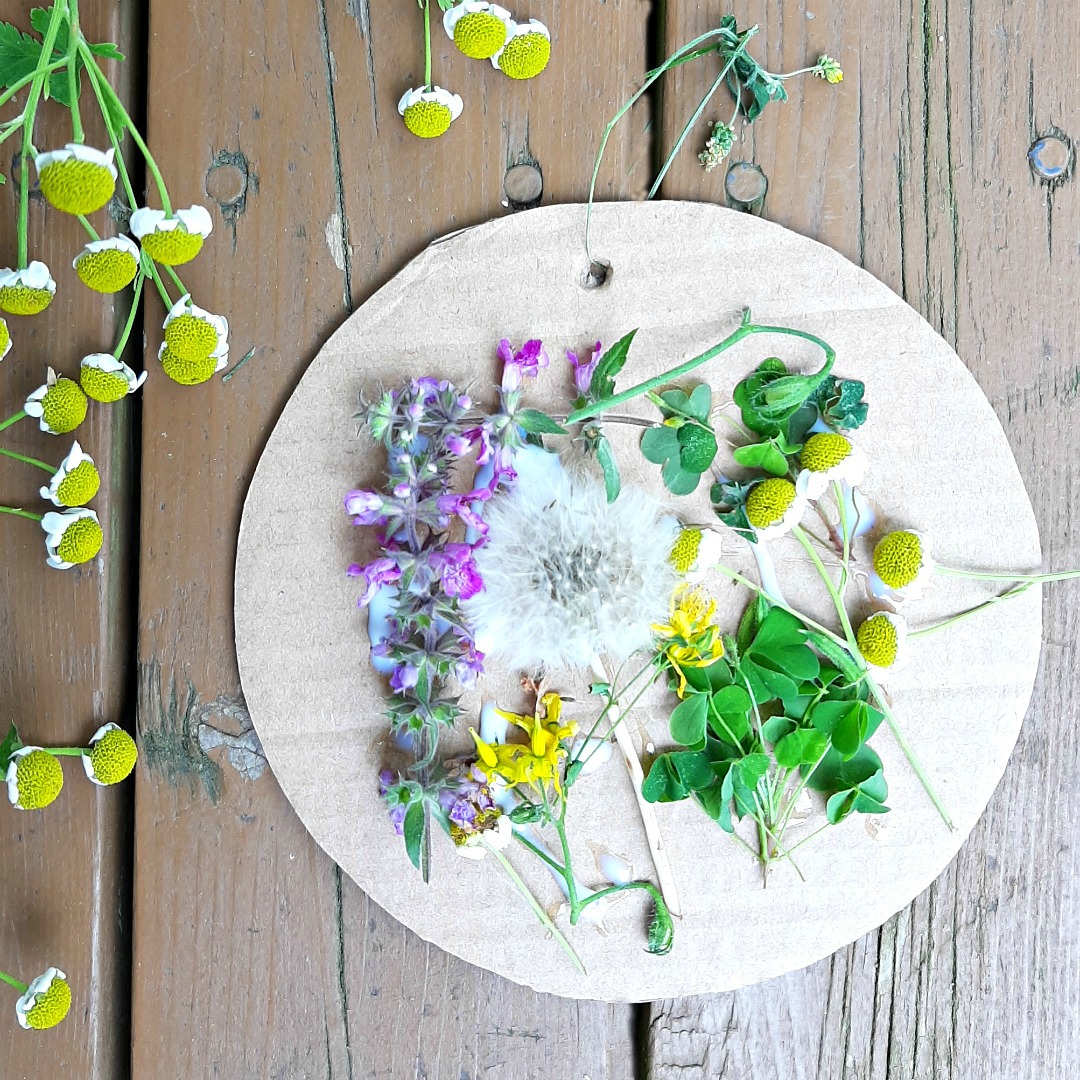 Outdoor Nature Craft for Toddlers - My Bored Toddler