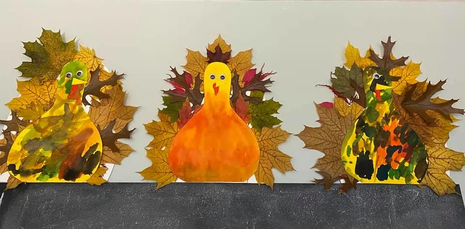 Craft turkey with leaves for toddlers and preschoolers 