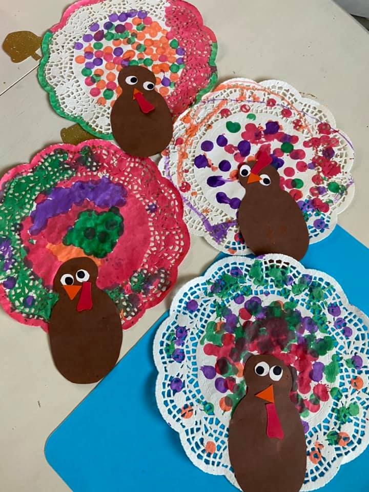 paper doiley turkey craft for toddlers and preshoolers