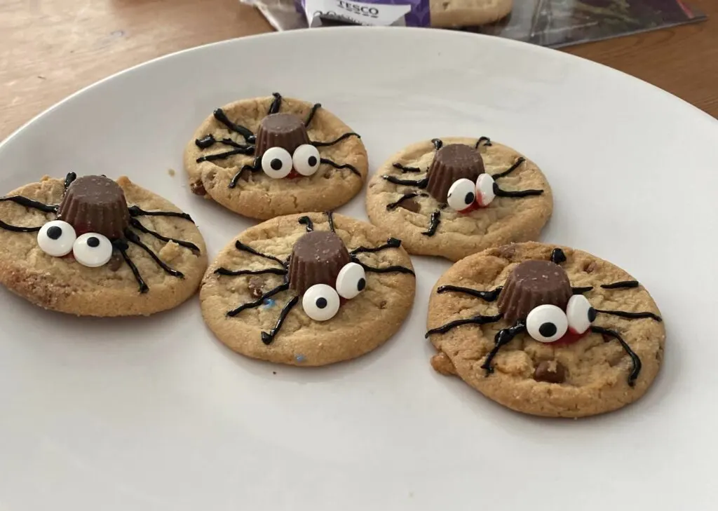 Spider cookies for toddlers and preschoolers 