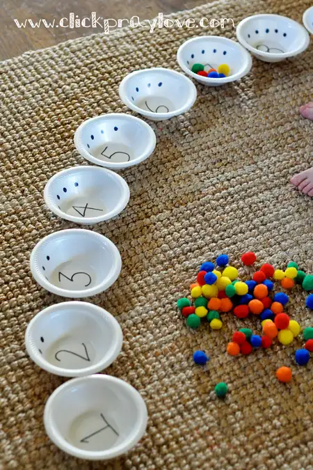 counting with pompoms and bowls